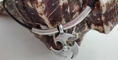 Collar de cuero con colgante en zamak helice.