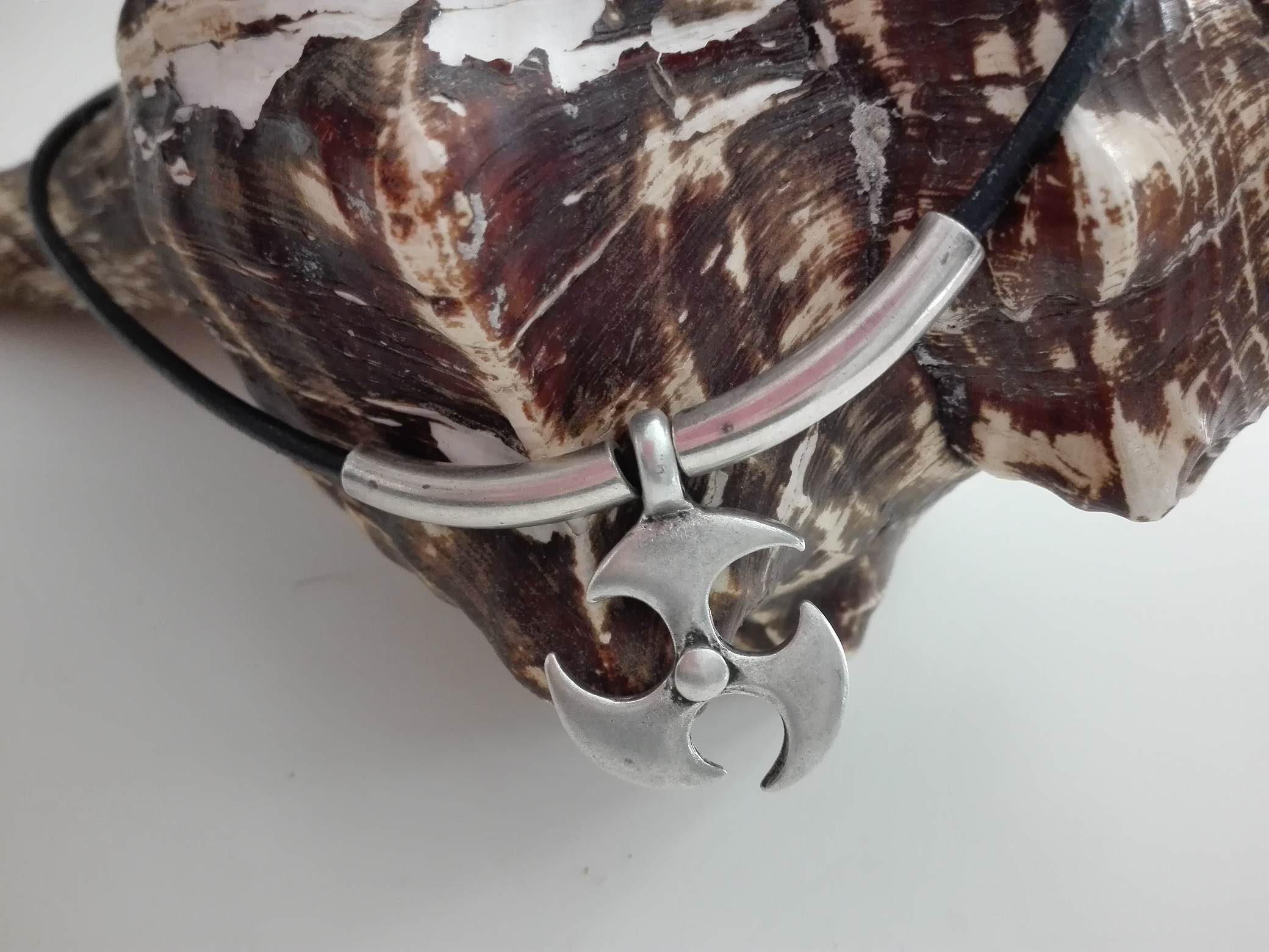 Collar de cuero con colgante en zamak helice.