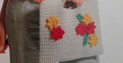 Bolso de mano adornado con flores de colores