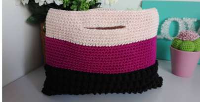 Bolso de mano a crochet en tres colores