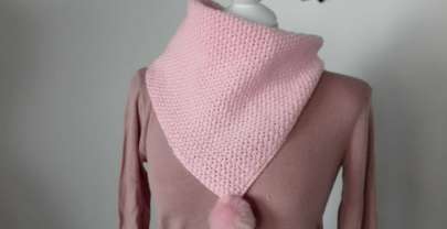 Cuello en pico rosa, con decoración de pompon