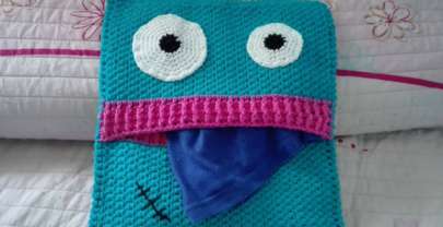 Cojín monstruo guarda pijama en crochet