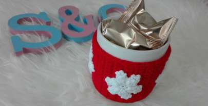 Funda para taza con decoración navideña en crochet