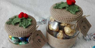 Tarro decorado en crochet con acebo para navidad