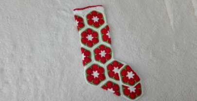 Bota navideña con flores africanas en crochet