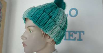 Gorro Lady azul matizado con pompón tejido a crochet